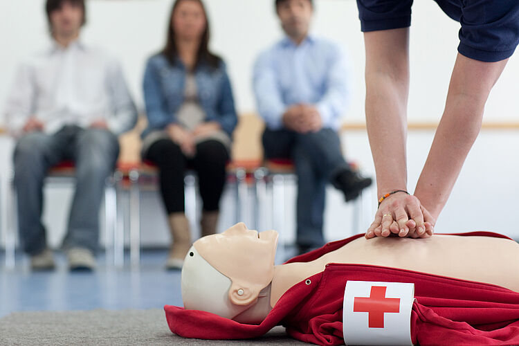 drk-emsland-erste-hilfe-kurse Herzdruckmassage während eines Erste Hilfe Kurses