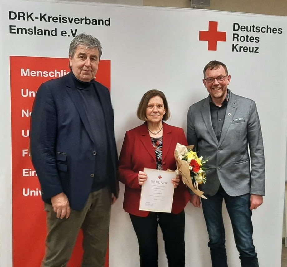 Mitglieder des DRK Ortsvereins und Kreisverbandes bei der Ehrung