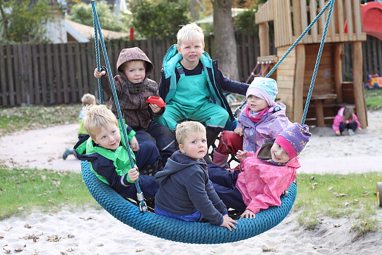 DRK-Emsland Kitas Kinder beim schaukeln in der Kita
