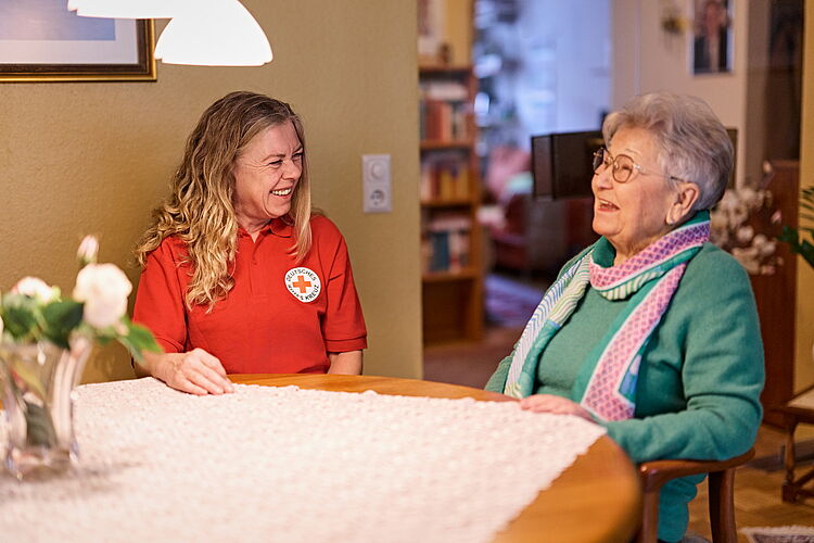 Pflegekraft mit Seniorin
